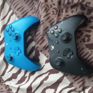 2 XBOX CONTROLLERS DO NOT WORK SELLING FOR PARTS/ IF U NEED!!!